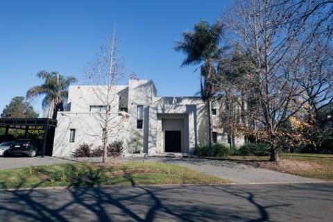 Casa de 4 dormitorios | Urdapilleta Propiedades
